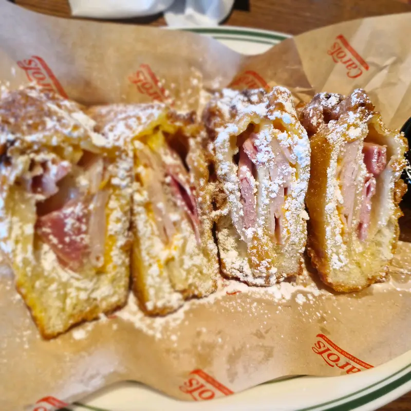 달콤한 슈가파우더가 뿌려진 몬테크리스토 샌드위치