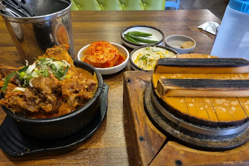 왕뼈해장국과 밑반찬 한상차림