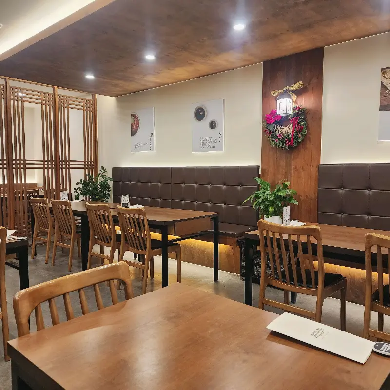 깔끔하고 정돈된 식당 내부