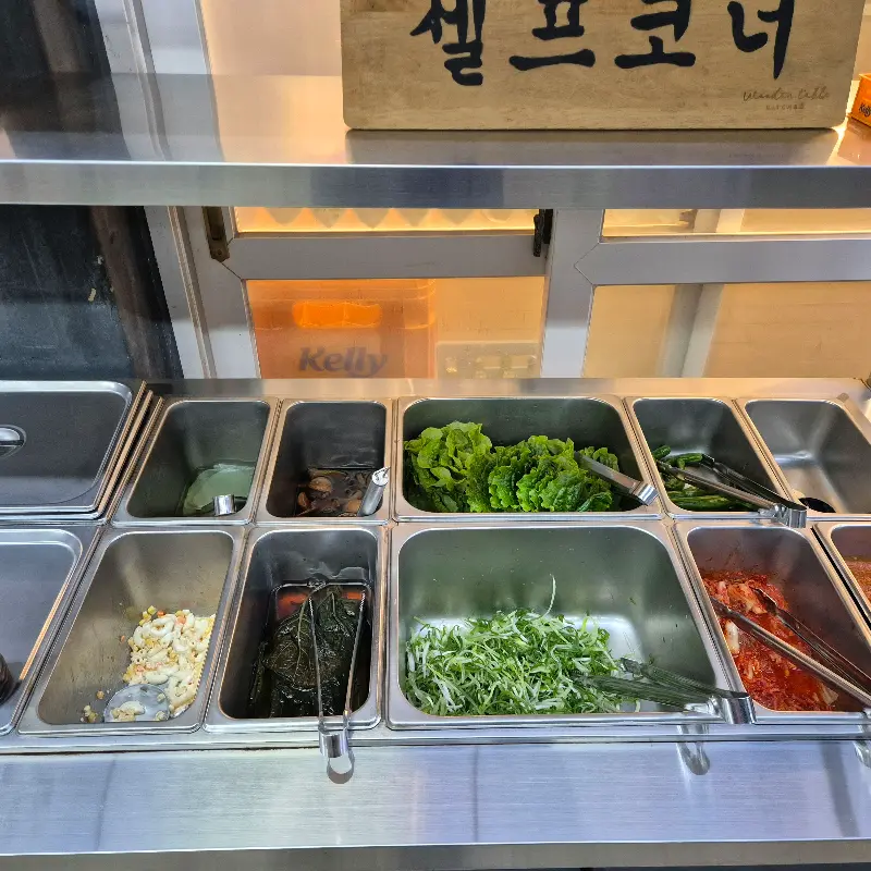 신선한 야채가 가득한 셀프 코너