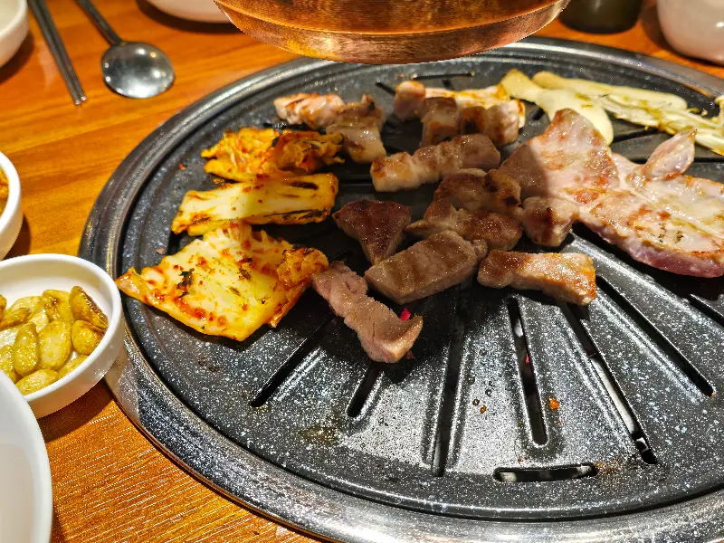 김치와 함께 구워먹는 삼겹살
