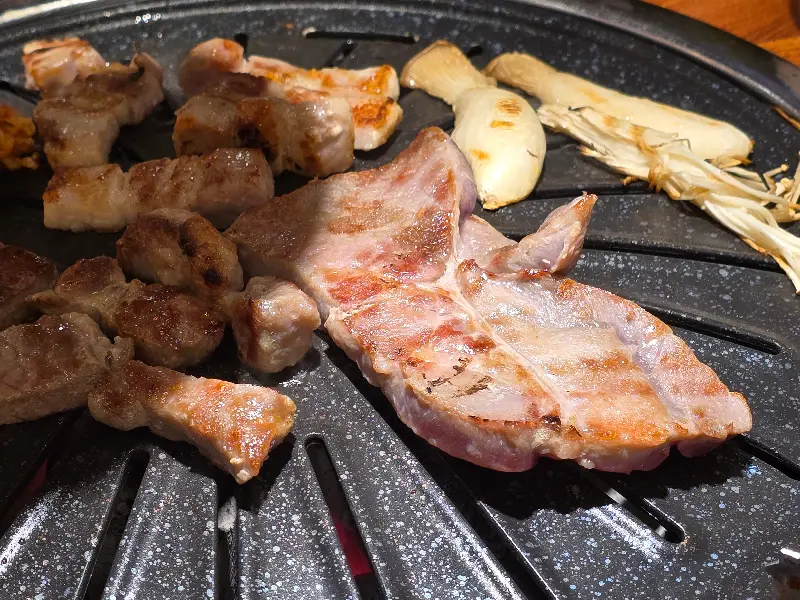 지글지글 익어가는 삼겹살