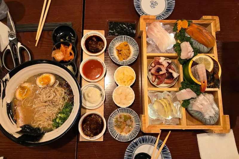 다채로운 메뉴가 한 상 가득 차려진 모습