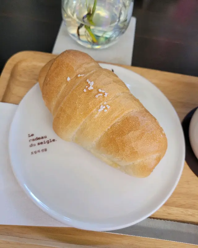 포크로 찍은 빵