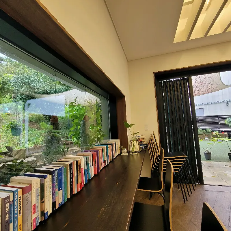 창가에 놓인 책들