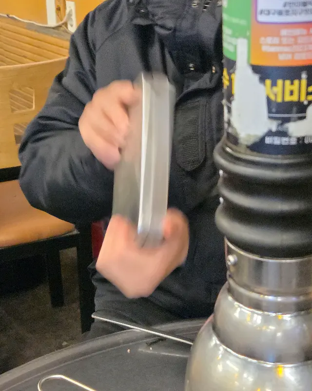 숯불 화력 조절하는 모습