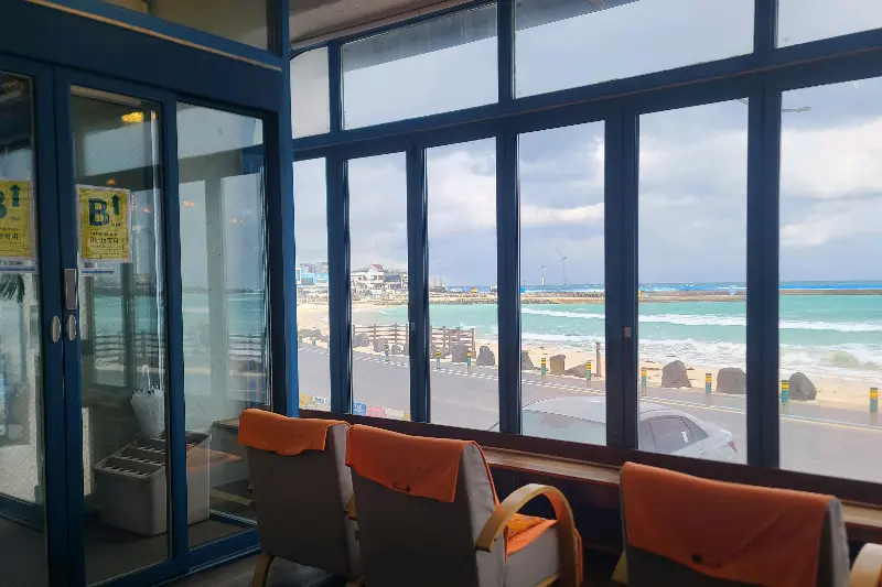 통유리창 너머로 보이는 월정리 해변