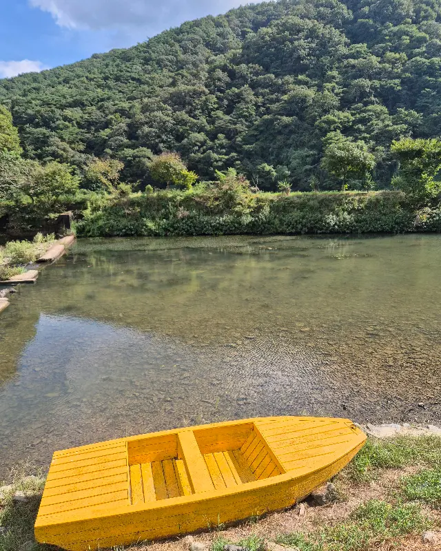 냇가에 놓인 노란 뗏목