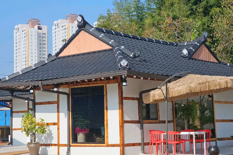 반야 한옥카페의 아늑한 실내 공간