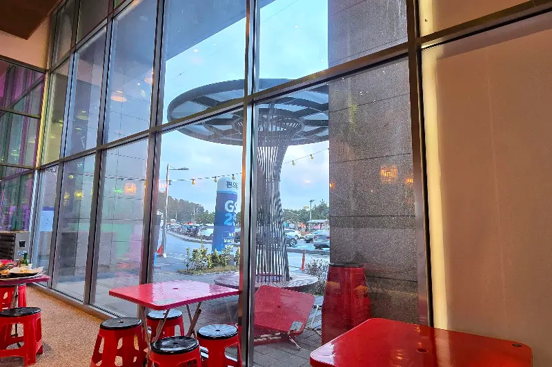 넓은 창밖으로 보이는 바다 뷰