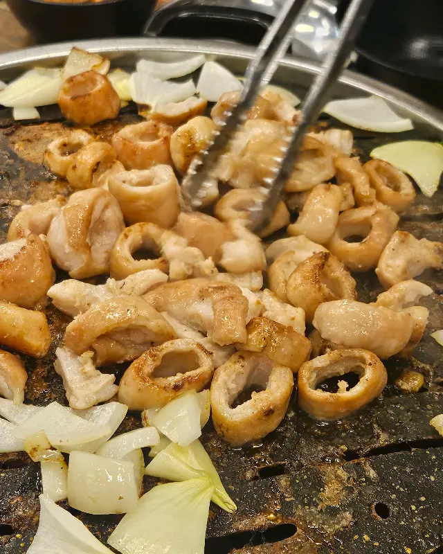 집게로 막창을 들어올리는 모습