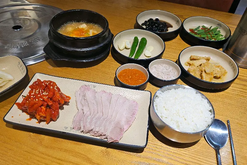 보쌈 정식 한 상 차림