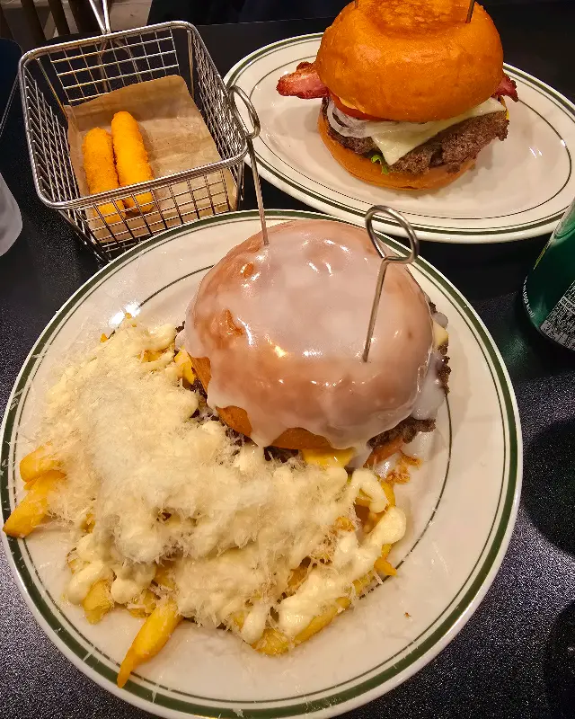 글레이즈드 시그니처 버거와 감자튀김