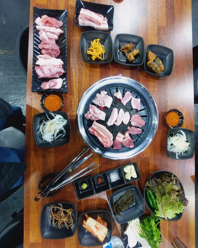 마성뒷고기의 푸짐한 한 상 차림