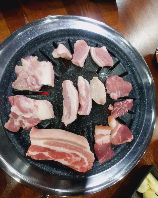 불판 위에서 익어가는 뒷고기