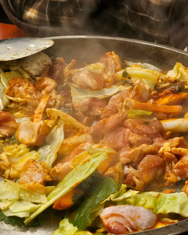 뜨거운 철판 위에서 익어가는 닭갈비