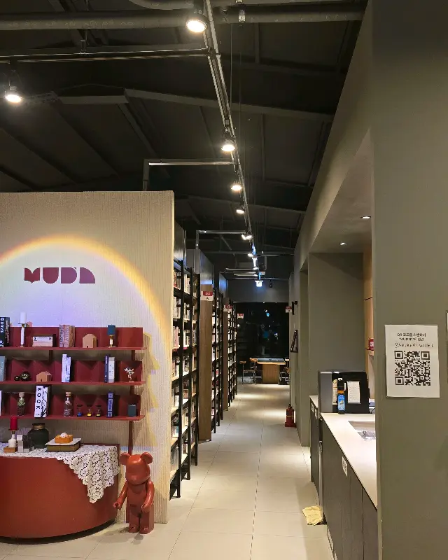 맛있는 음식과 함께 만화책을 즐기는 사람들