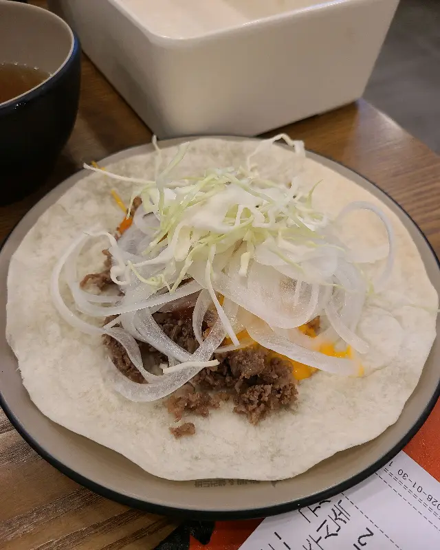 테이블 위에 놓인 다양한 샐러드바 음식들