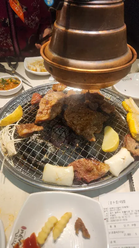 숯불 위에서 구워지는 갈비와 떡