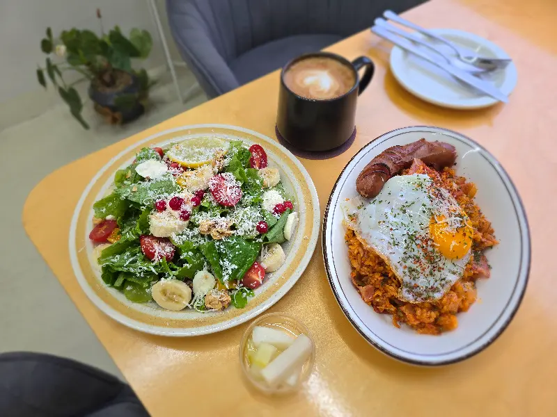 샐러드와 김치볶음밥