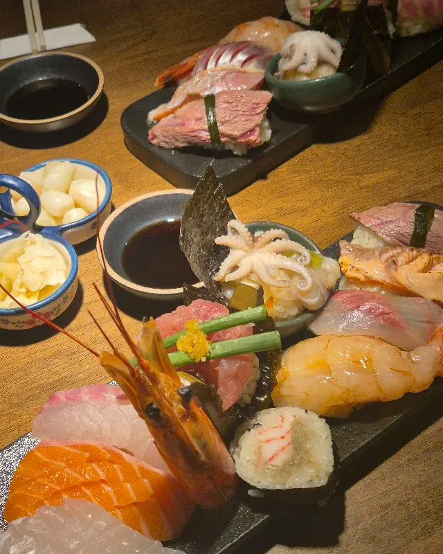 싱싱한 재료가 돋보이는 초밥