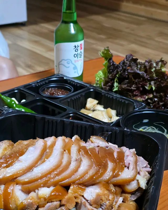 족발과 함께 즐기는 술 한 잔