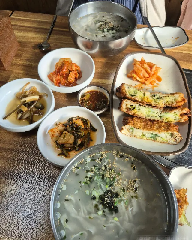 파전, 옹심이칼국수, 밑반찬 전체샷