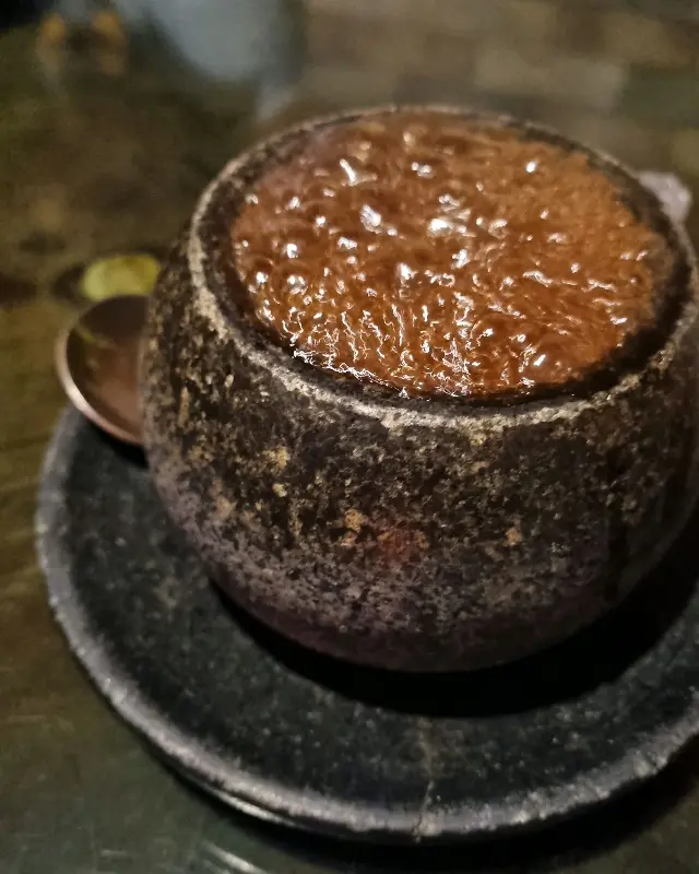 돌 항아리에 담겨 나온 쌍화차