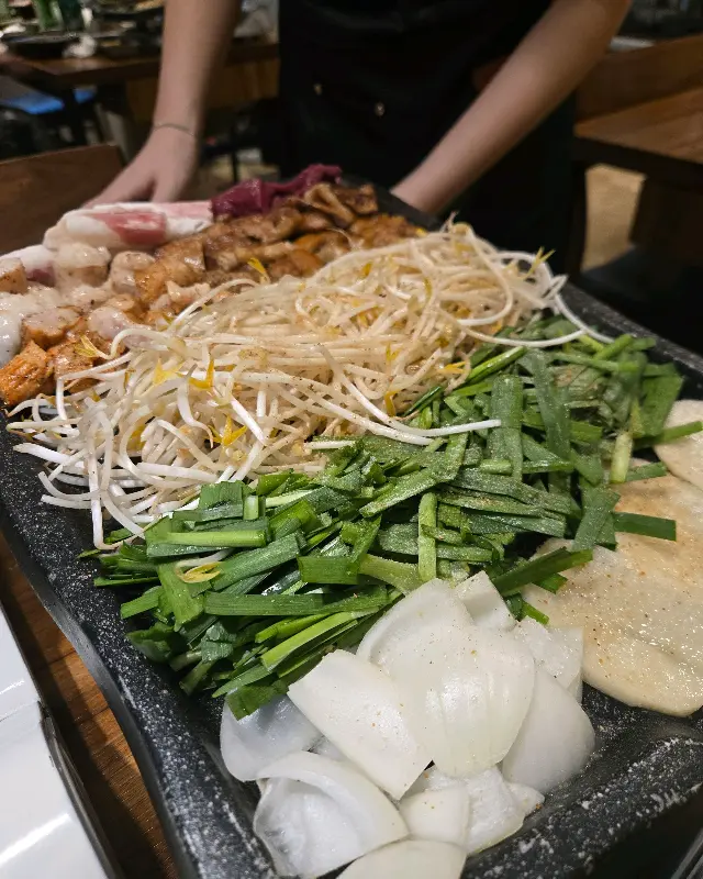 모듬구이 한 상 차림, 곱창, 막창, 염통 등 다양한 부위가 푸짐하게 담겨 있다.