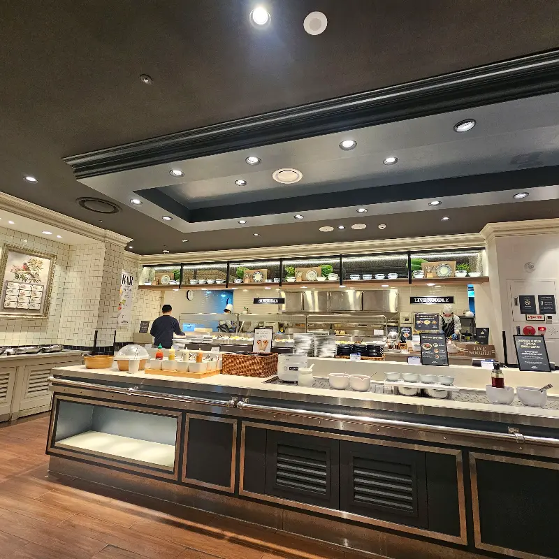 깔끔하게 정돈된 샐러드바