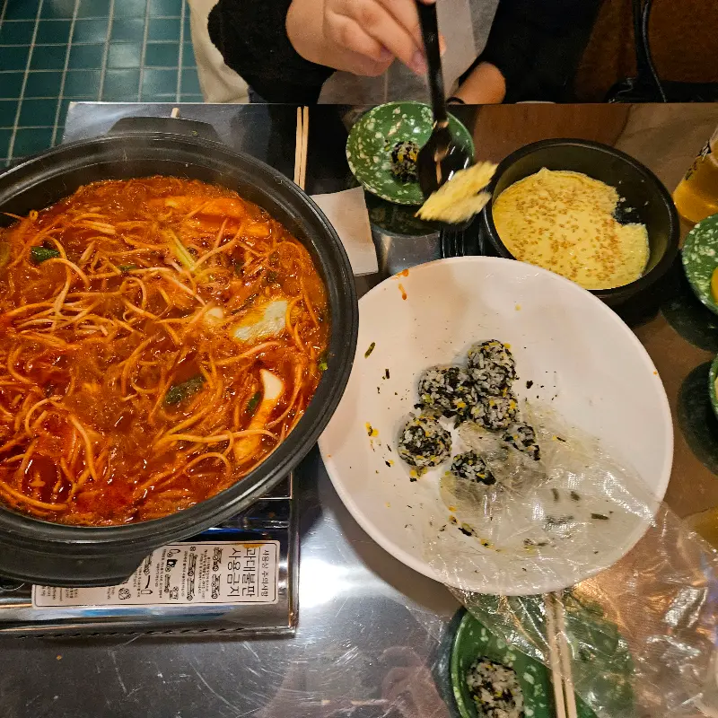 국물 닭발과 주먹밥, 계란찜의 조화