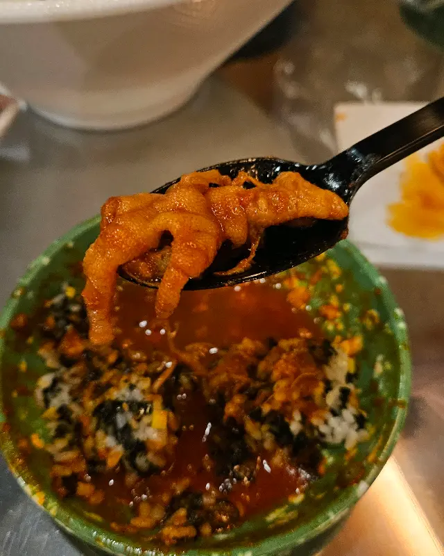 숟가락 위에 올려진 닭발