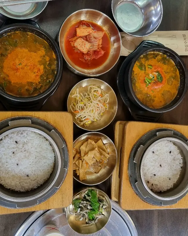 푸짐한 양을 자랑하는 낙지칼국수