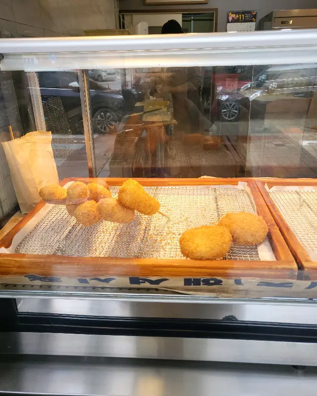 진열대 안의 다양한 튀김들