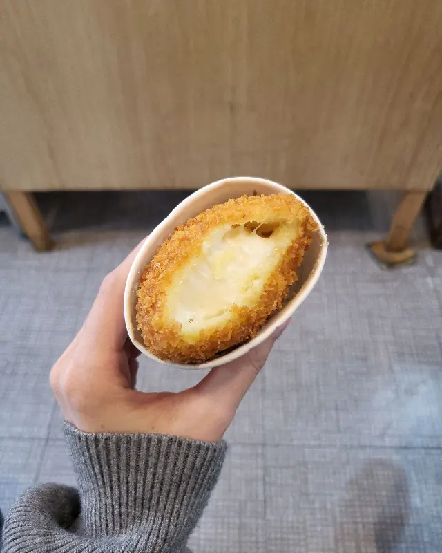 손에 들고 있는 치즈볼 단면