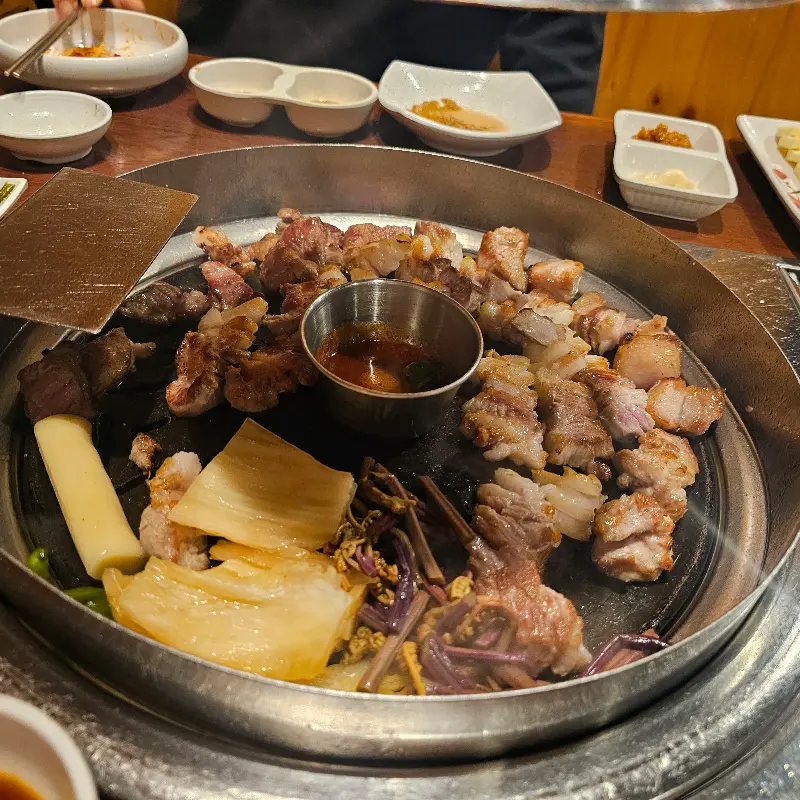 고굽남 죽전점 구워진 삼겹살