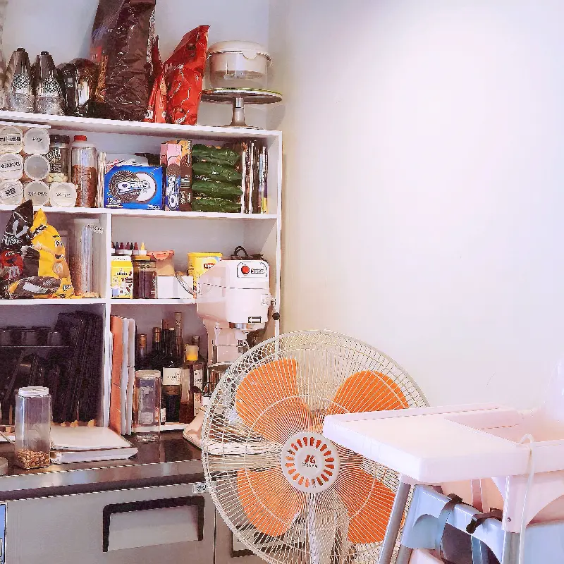 카페 내부. 아늑하고 편안한 분위기가 느껴진다.