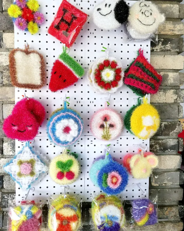 다양한 손뜨개 소품들. 앙증맞은 디자인이 눈길을 사로잡는다.