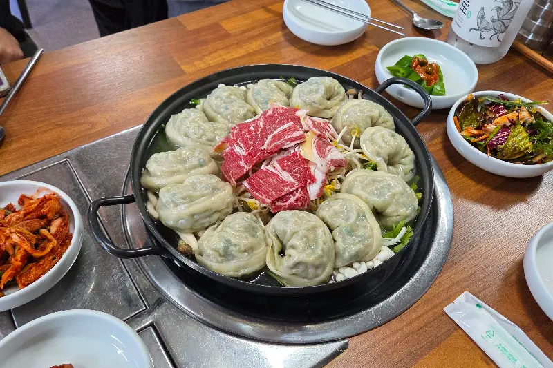 만두, 소고기, 야채가 듬뿍 들어간 만두전골