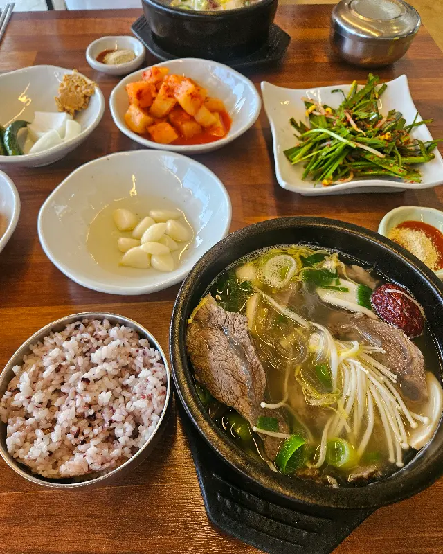 다양한 밑반찬과 국밥