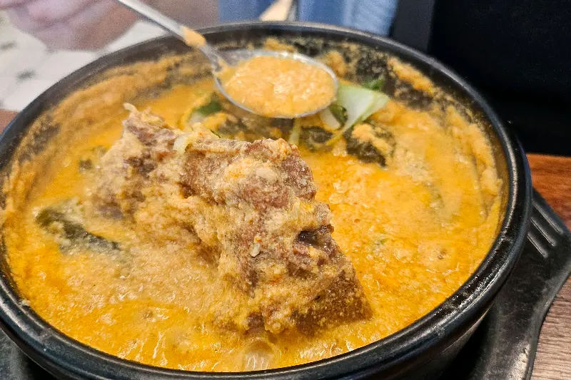 콩비지가 들어가 더욱 고소한 뼈해장국