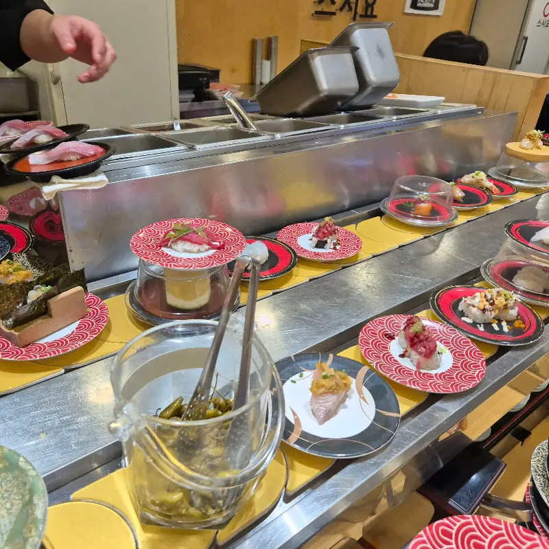 쉴 새 없이 돌아가는 초밥 레일