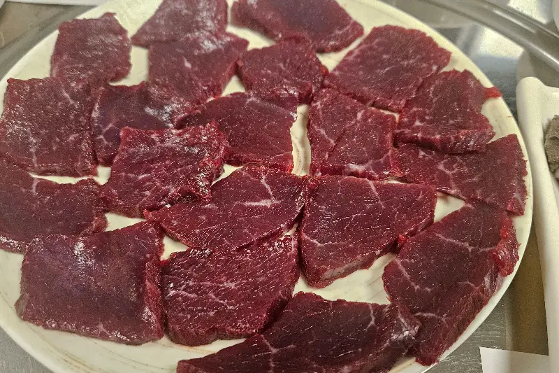 접시에 가지런히 담긴 뭉티기