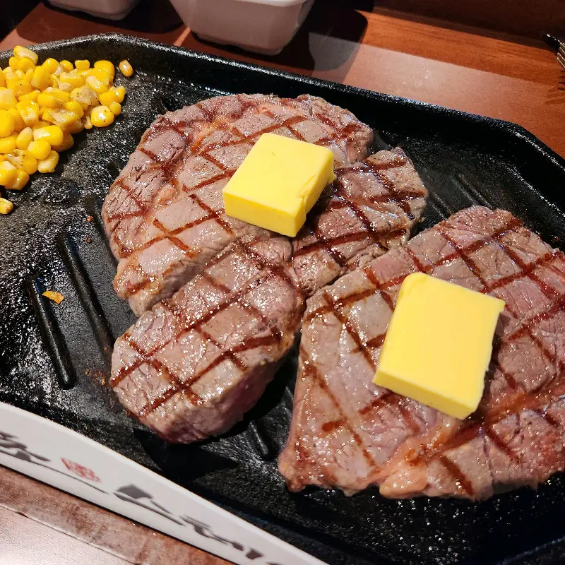 두툼한 립아이 스테이크