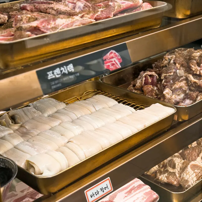 다양한 종류의 고기가 진열된 육미제당의 모습