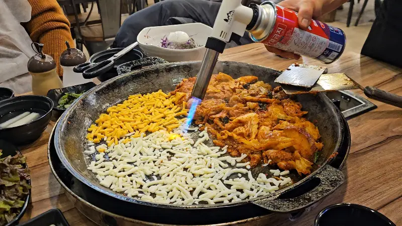 치즈 토치로 굽는 모습