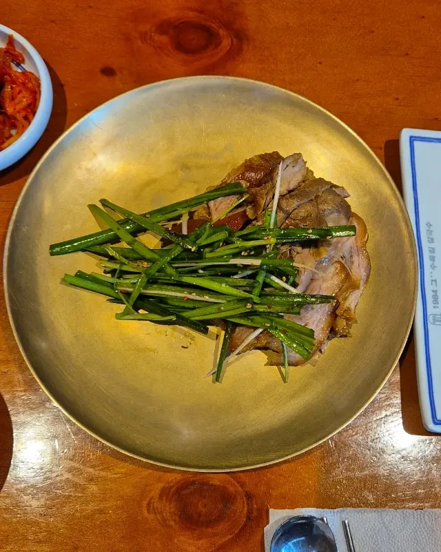 1984그수육집칼국수 내부 인테리어