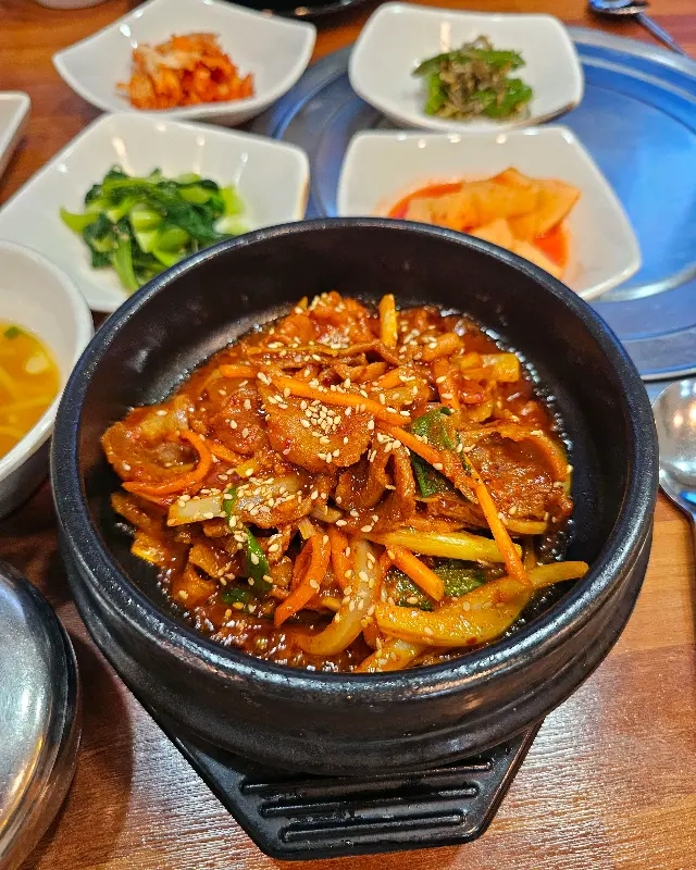 제육볶음과 다양한 반찬들