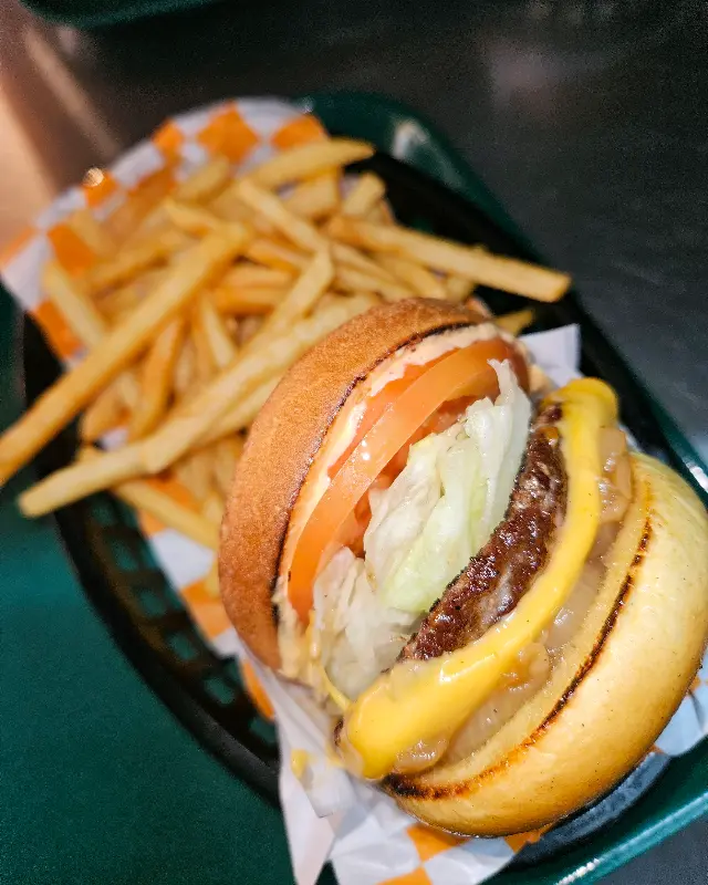 더블치즈버거 세트의 먹음직스러운 비주얼