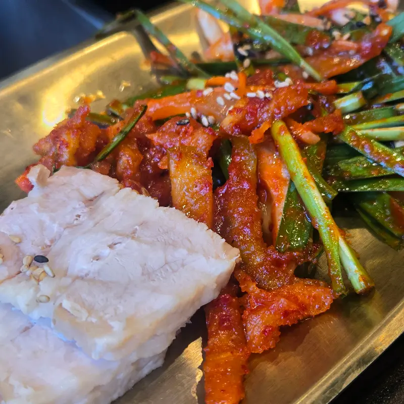 매콤달콤한 오징어와 부드러운 보쌈의 환상적인 조합, 오징어보쌈